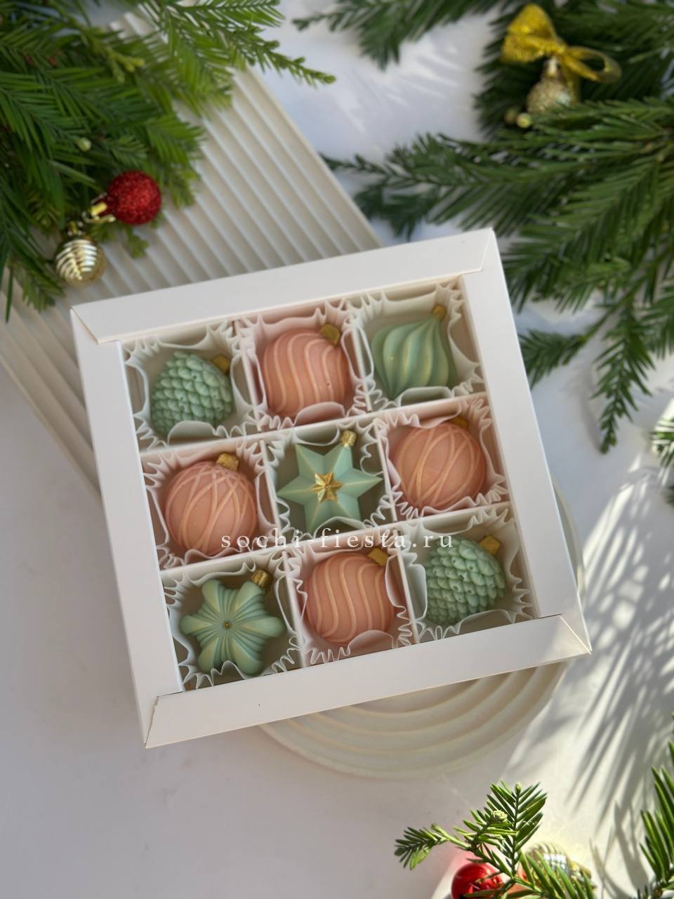 рождественский венок из пихты с белыми ягодами для казанской двери