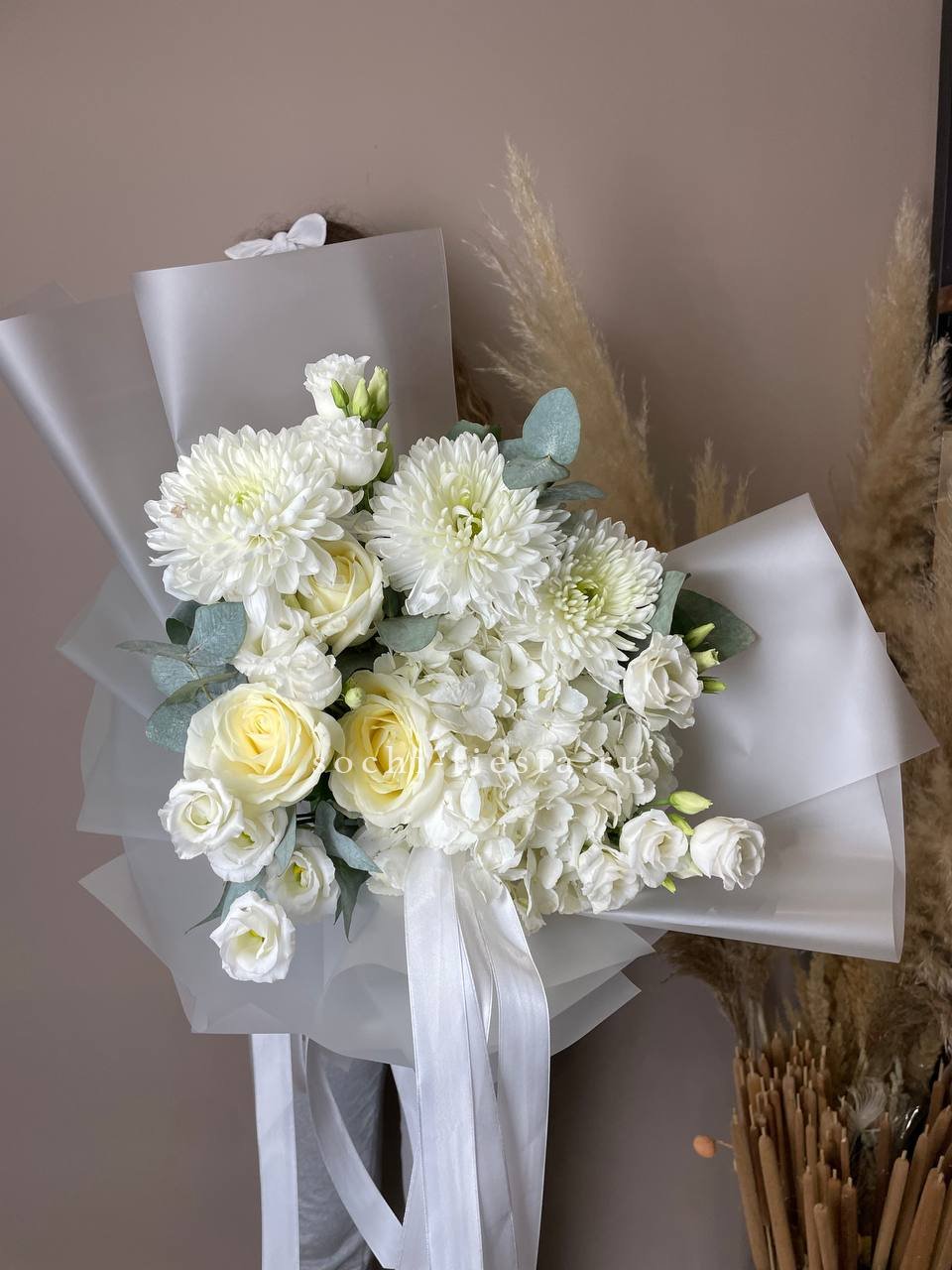 авторский казанский сборный букет с пионами и ранункулюсами для выпускного вечера