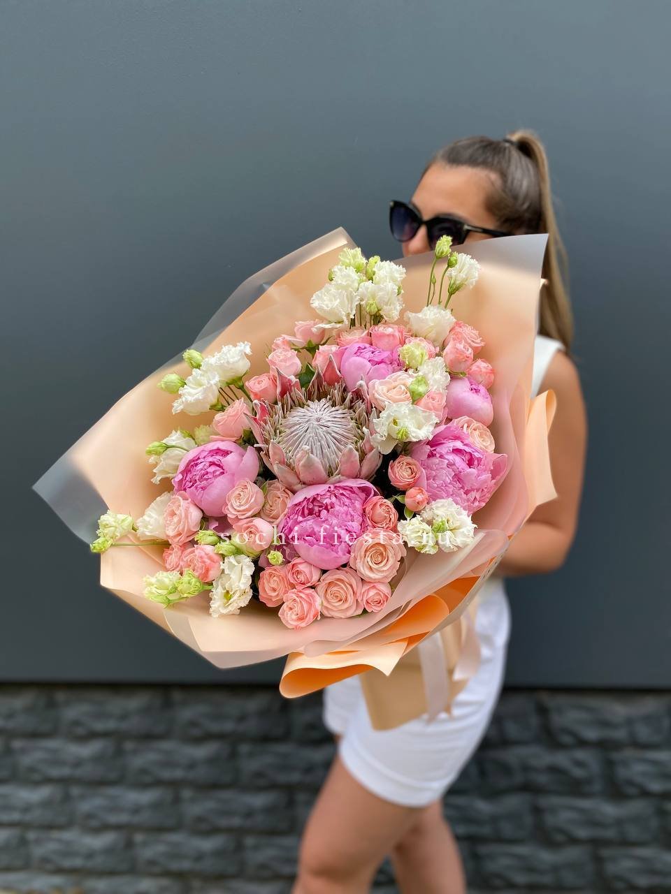 сборный букет из роз и пионов для корпоративного подарка в Казани