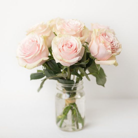 белые розы Mondial и Avalanche для никах-букета в казанской студии