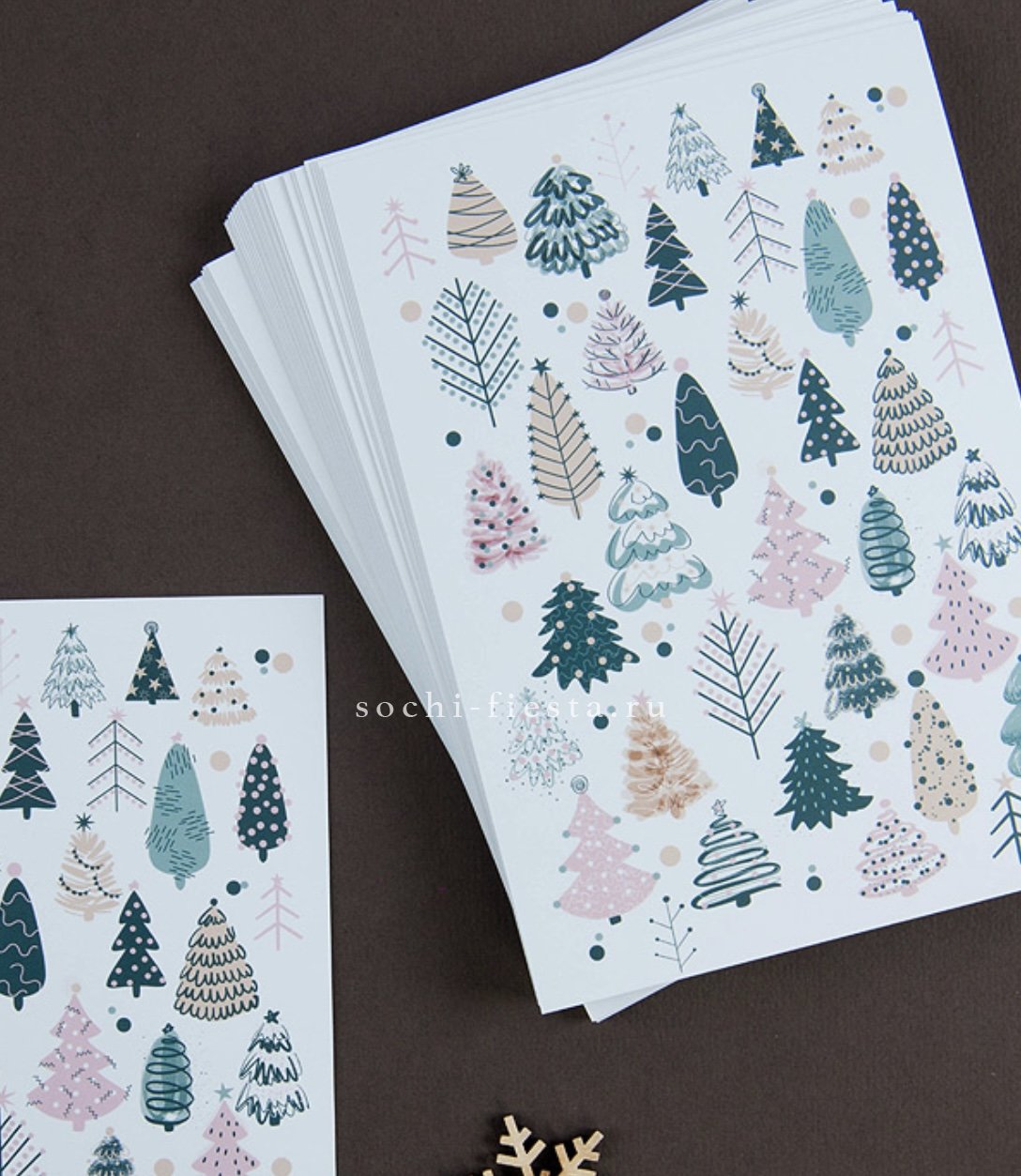 казанский новогодний подарочный бокс с белым амариллисом и серебряной лентой