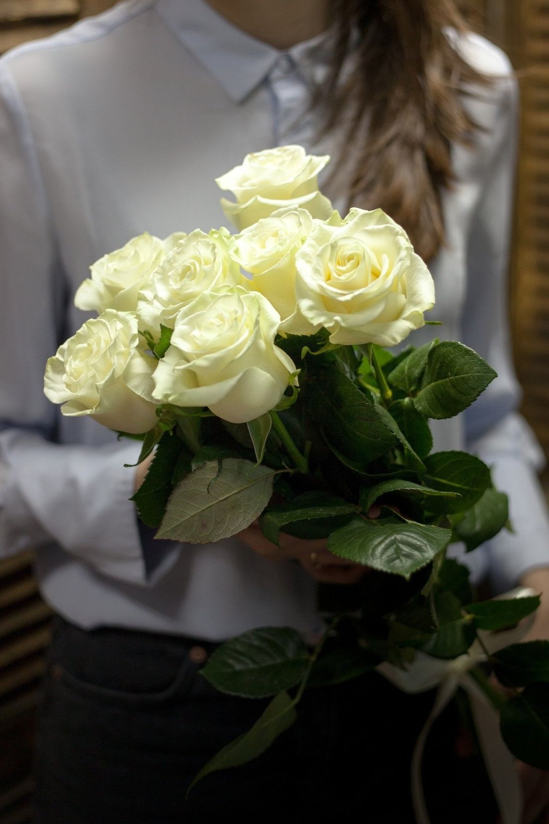 свадебный букет невесты из белых роз Mondial с шёлковой лентой