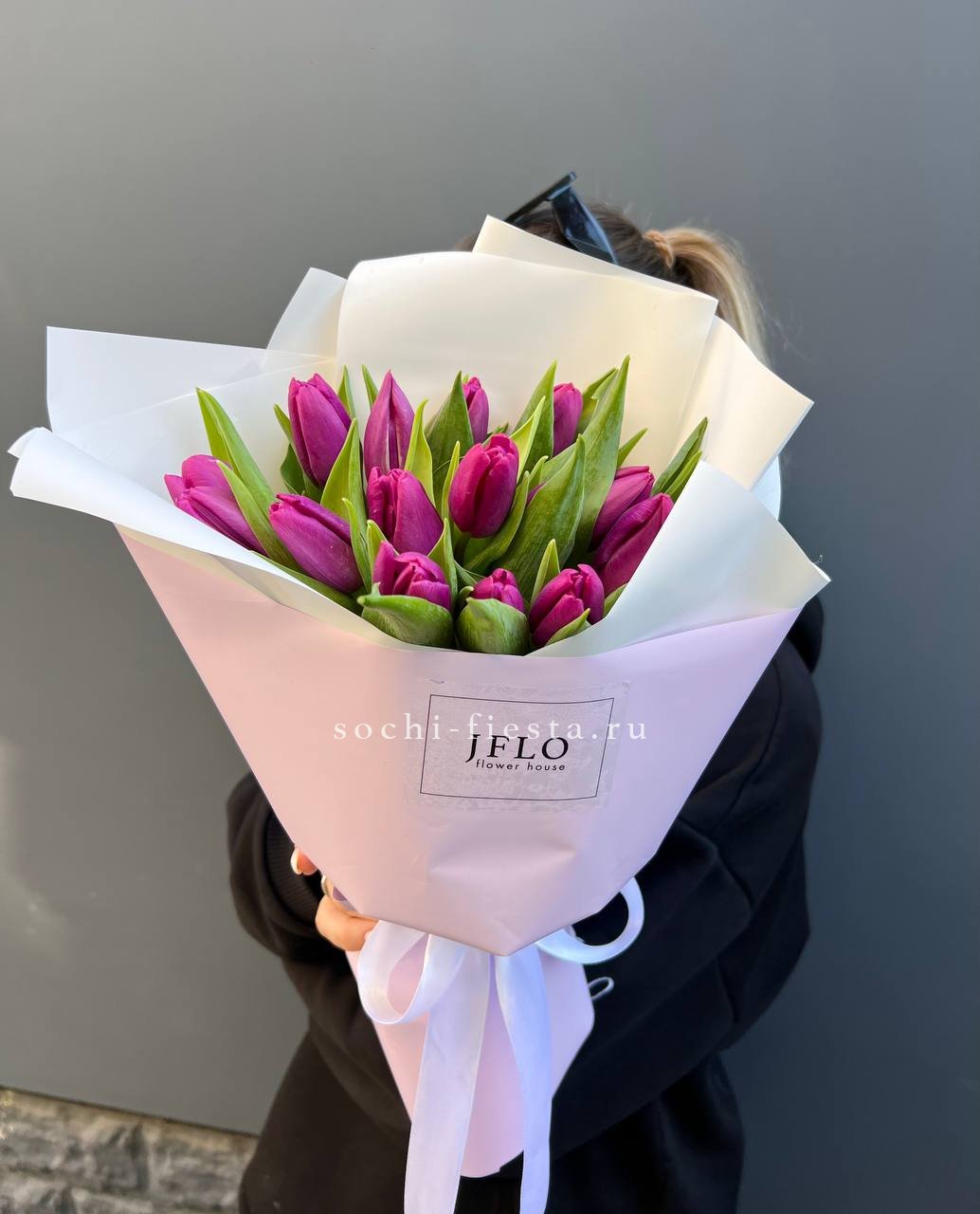 видовой каталог с белыми розами и пионами в казанской студии