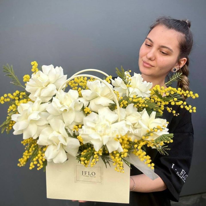 Французские Розы и мимоза  в сумочке  в Казани