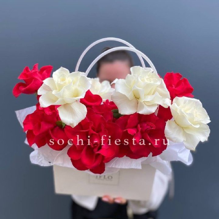 Сумочка  красных и белых роз в Казани