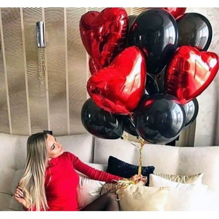 Фонтан из красных сердец с чёрными шарами  в Казани