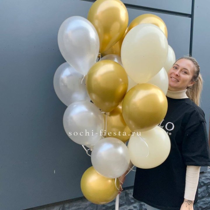 Облако шаров из белого и золотого оттенков в Казани