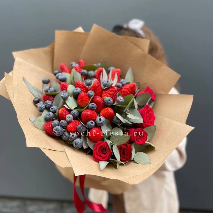 Клубника и голубика с цветами в Казани