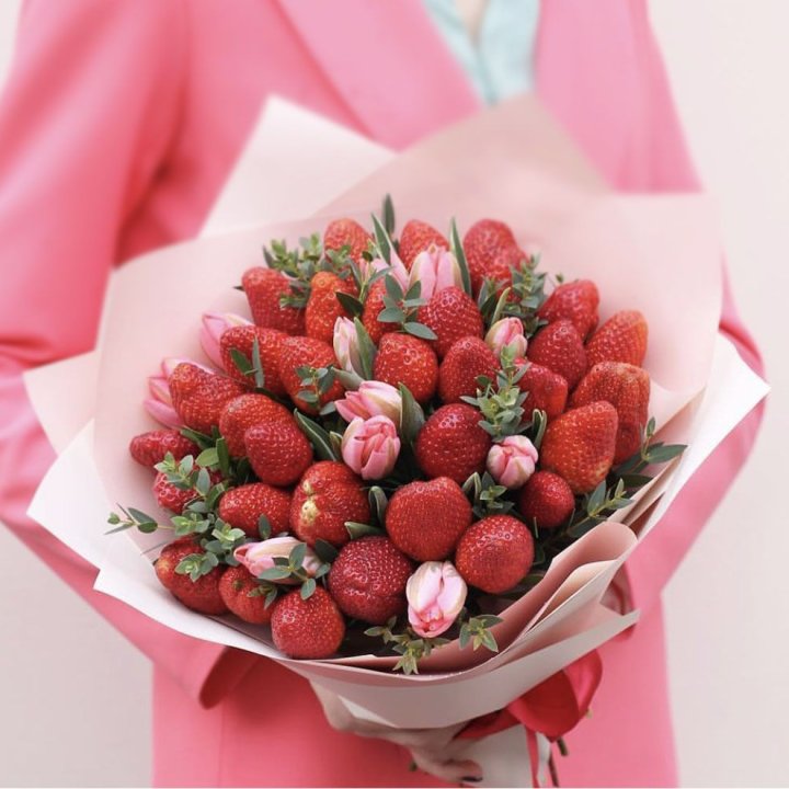 Тюльпаны и клубника в Казани