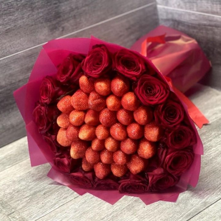 Клубничный букет с розами в Казани