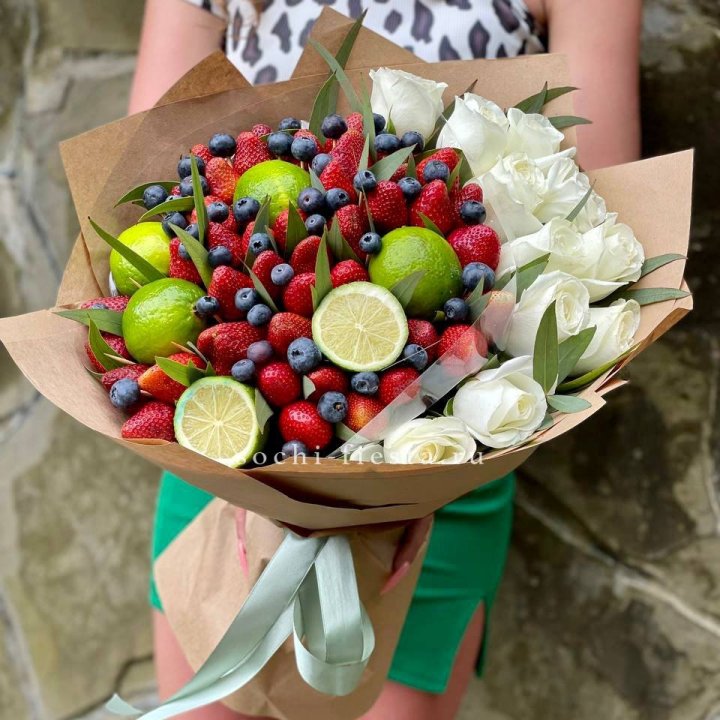 Ягодно-цитрусовый букет с розами в Казани