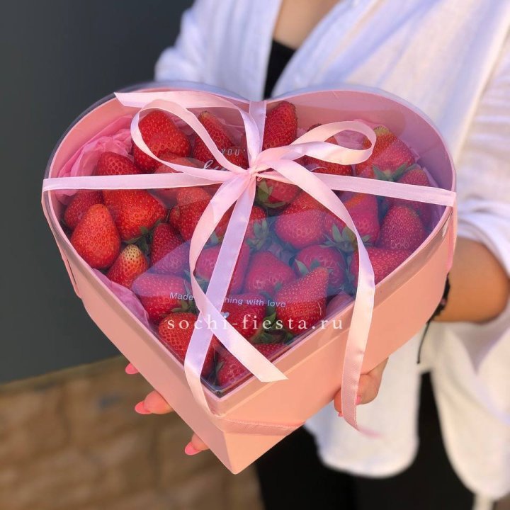 Коробочка сердце  с клубникой в Казани