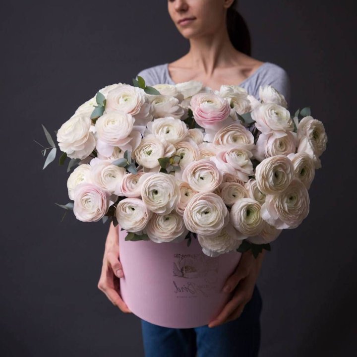 Бокс с ранункулюсами в Казани