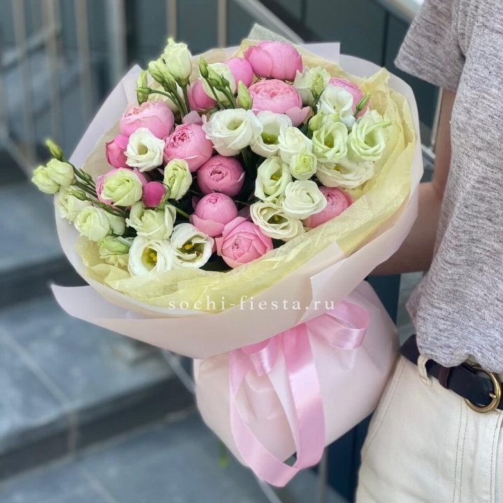 Букет кустовых роз с эустомой в Казани