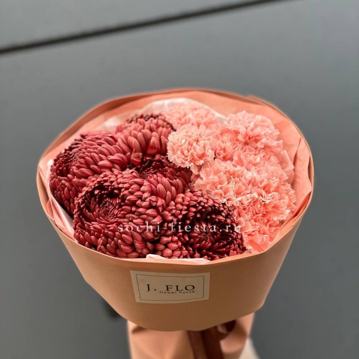 Букет хризантем и диантусов  в Казани