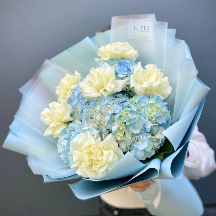  Букет из голубых гортензий и роз  в Казани