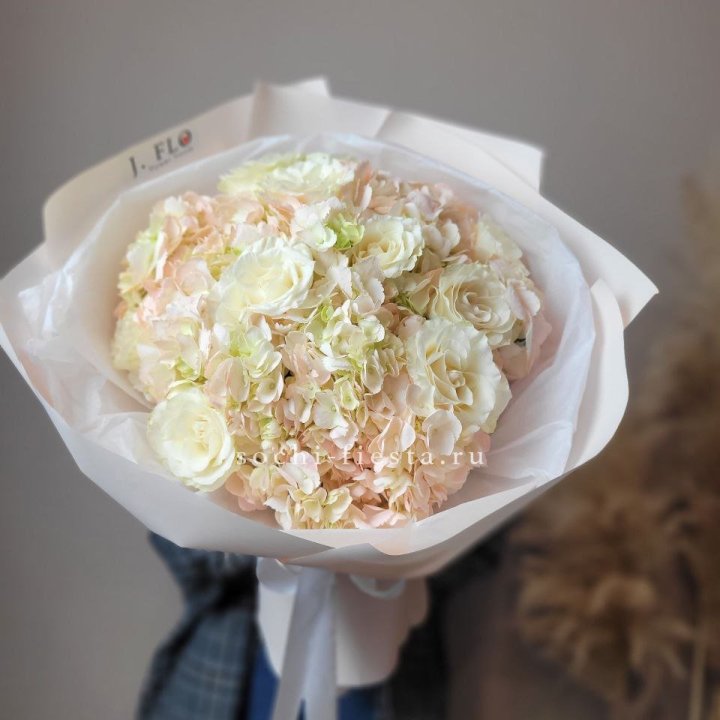  Букет гортензии и роз  в Казани