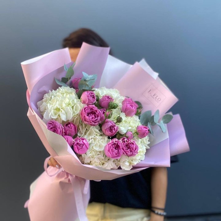 Букет белых гортензий и пионовидных роз  в Казани