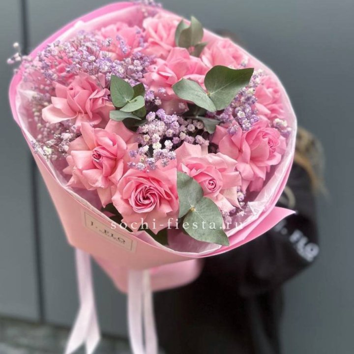 Розовые французские розы с гипсофилой в Казани