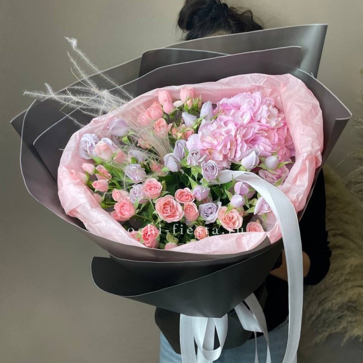  Букет гортензии и роз "Саперави" в Казани