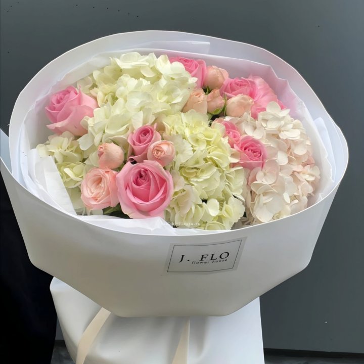  Букет гортензии и роз  "Тиамо" в Казани