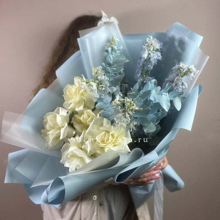 Букет из белых французских роз и дельфиниума в Казани