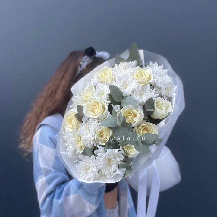  Букет белых роз с хризантемой  в Казани