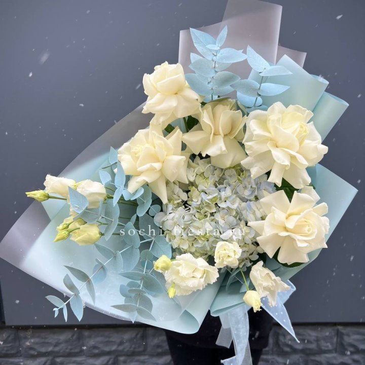 Букет с гортензией и белыми французскими розами в Казани