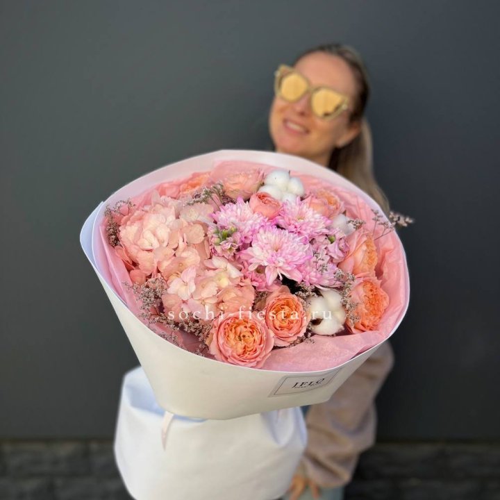 Букет гортензии и кустовых роз  в Казани