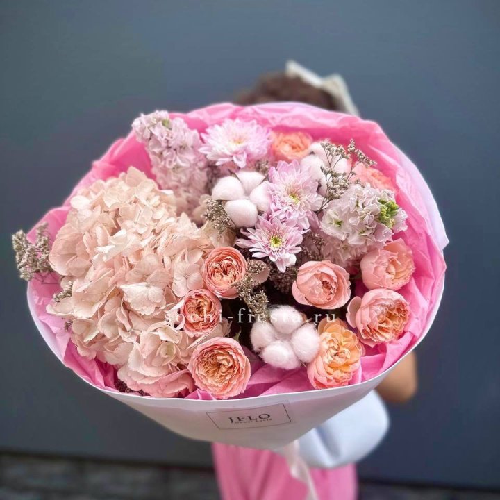 Букет гортензии и кустовых роз "Абрассо" в Казани