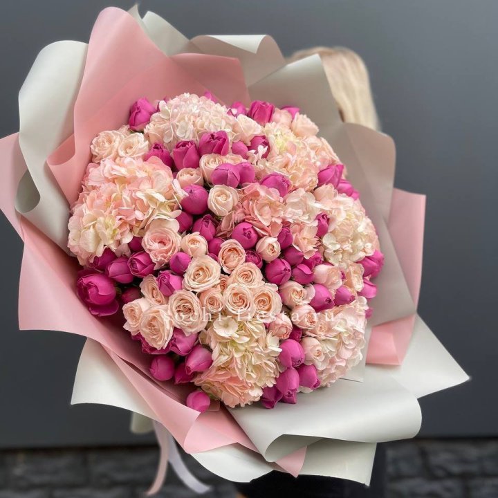 Букет кустовые розы и гортензия в Казани