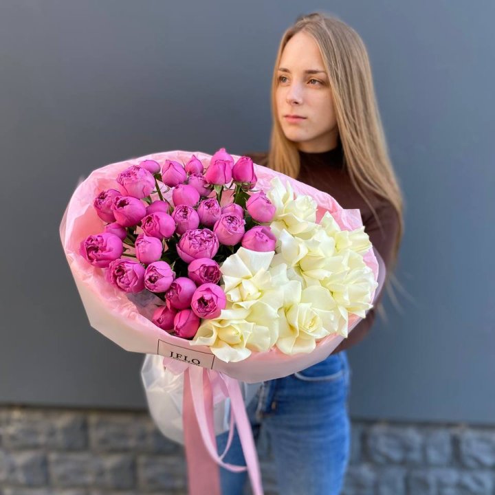 Дуо белых и кустовых роз в Казани