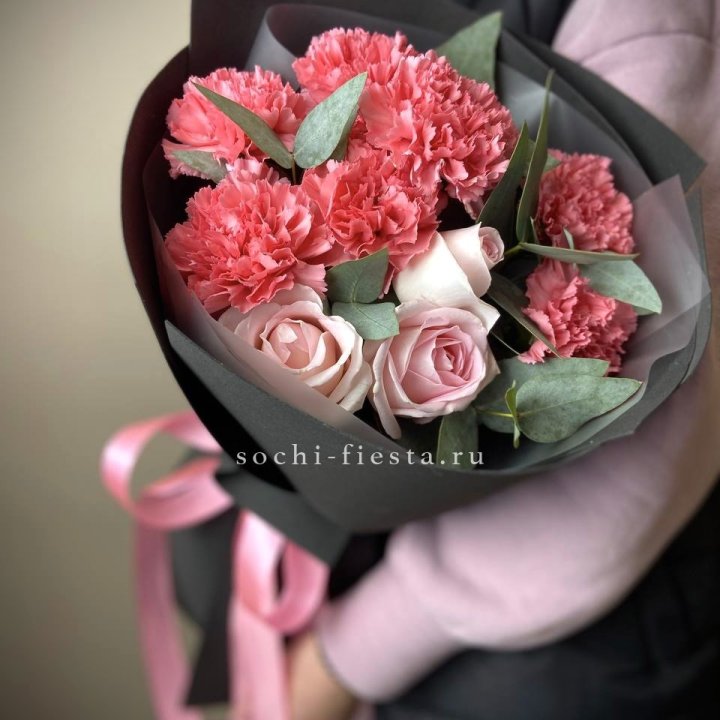 Букет из роз и диантусов "Пенелопа" в Казани