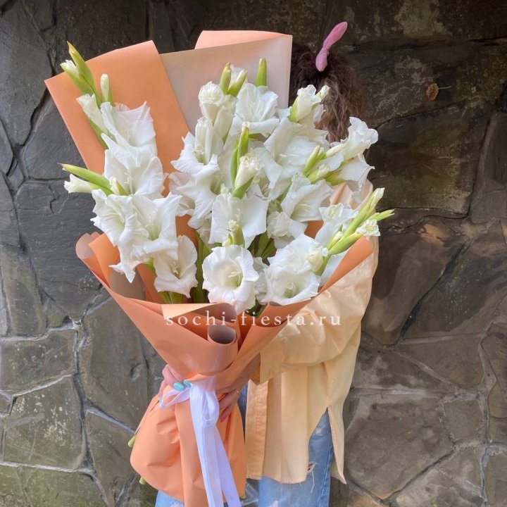 Букет белых гладиолусов  в Казани