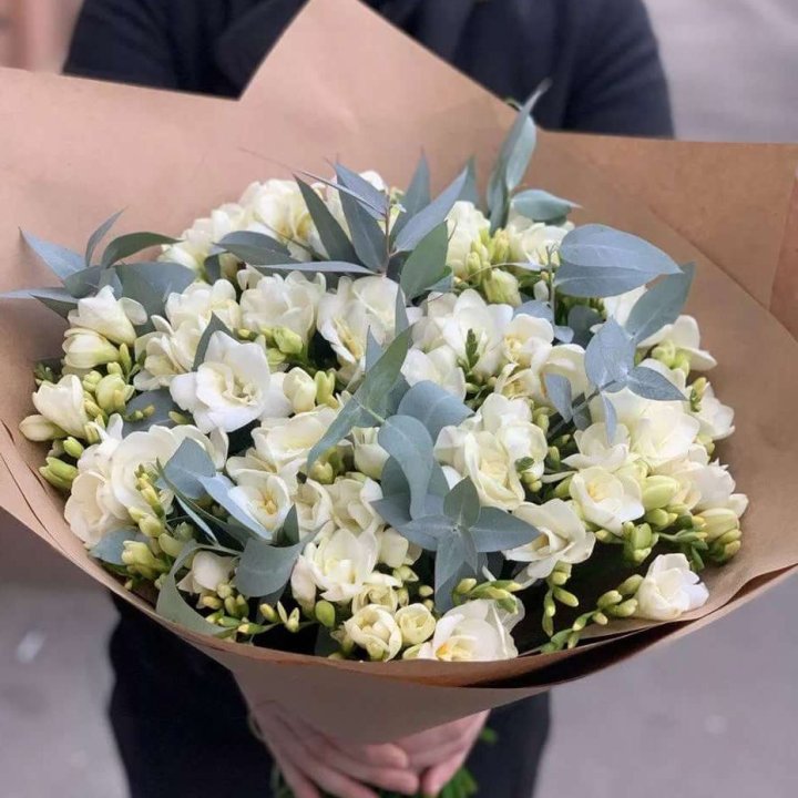 51 фрезия с эвкалиптом в Казани