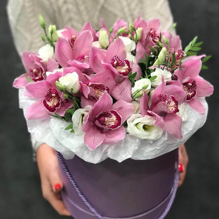 Орхидея и эустома в шляпной коробке в Казани