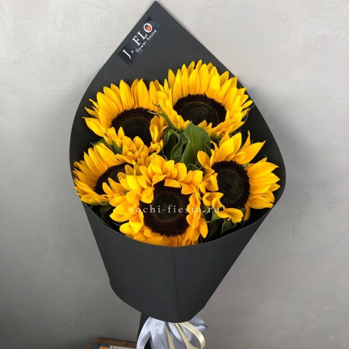Букет из 5  подсолнухов в Казани