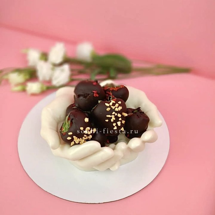 Клубника в шоколаде на шоколадных ладонях  в Казани