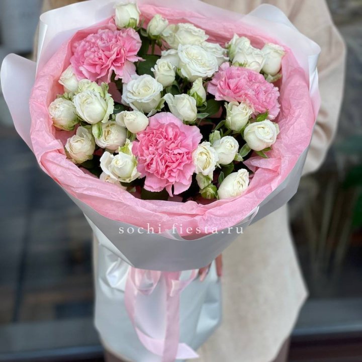 Букет розы с диантусами "Блэш" в Казани