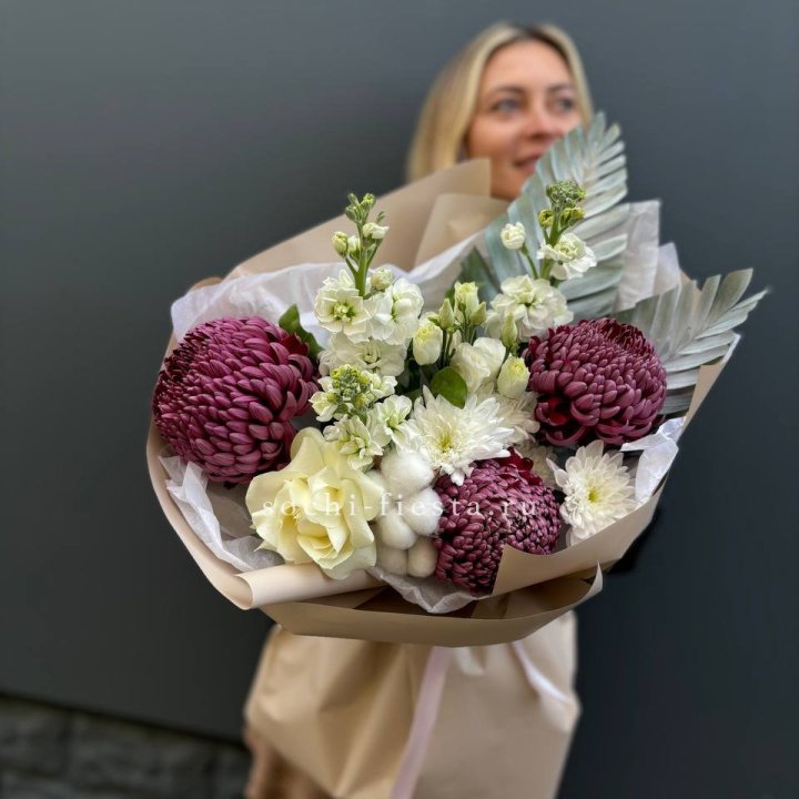 Хризантемы с маттиолой розами эустомой Чика в Казани