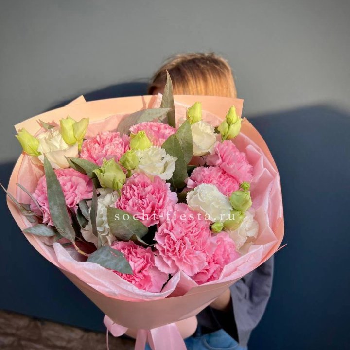 Букет гвоздик и  эустом "Сири" в Казани