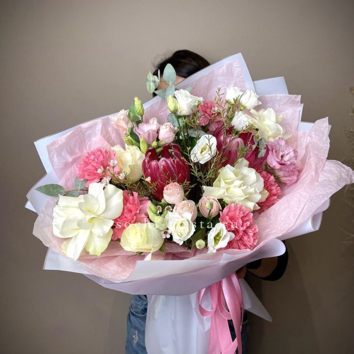 Букет с протеей, розами "Элеонора" в Казани