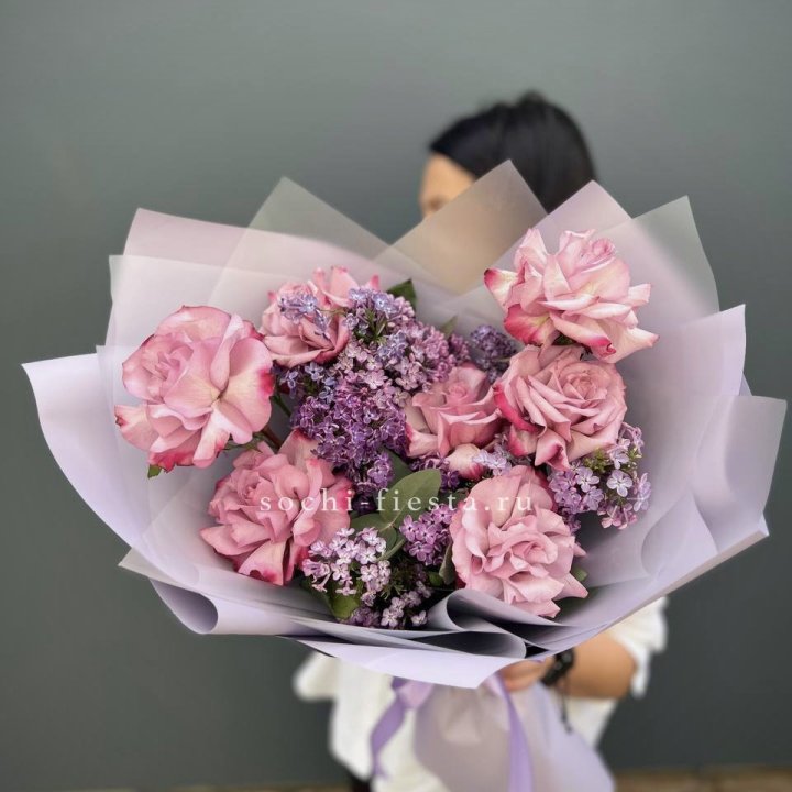 Букет из розовых роз и сирени в Казани