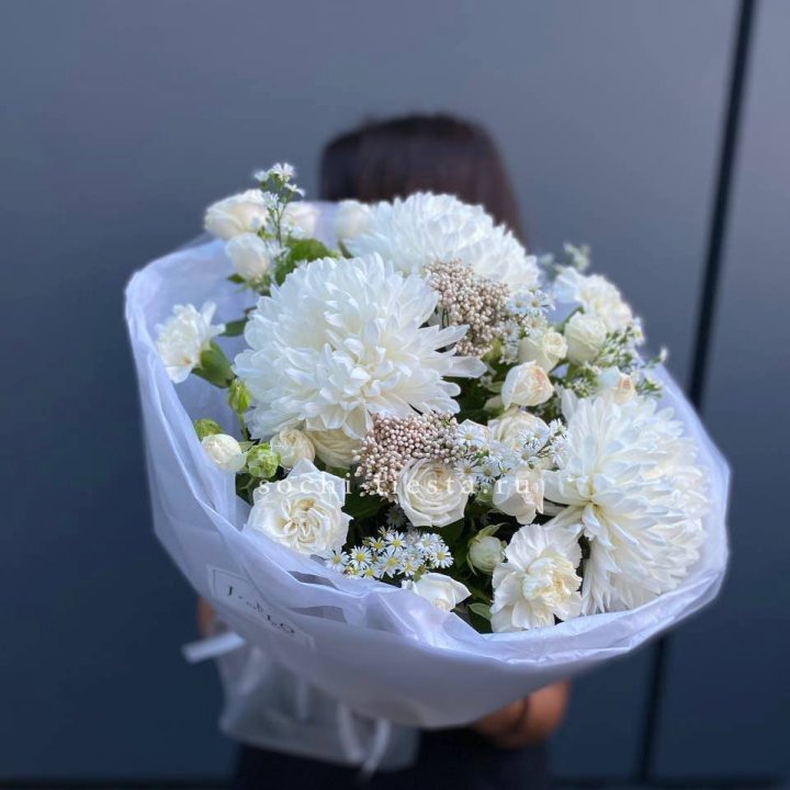 Букет хризантем и роз вайт шотс в Казани