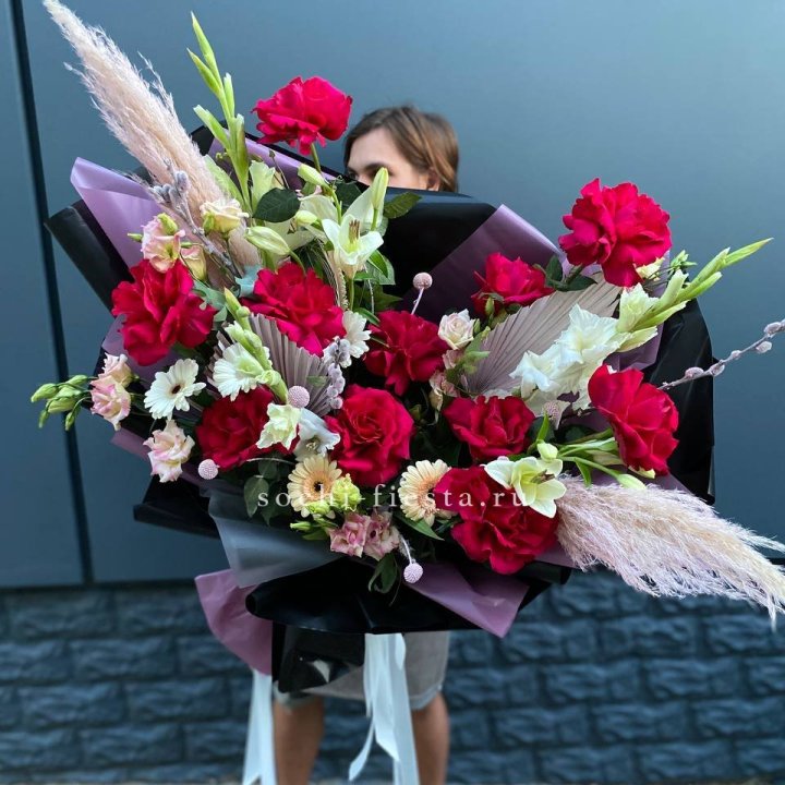 Дизайнерский букет Ред в Казани