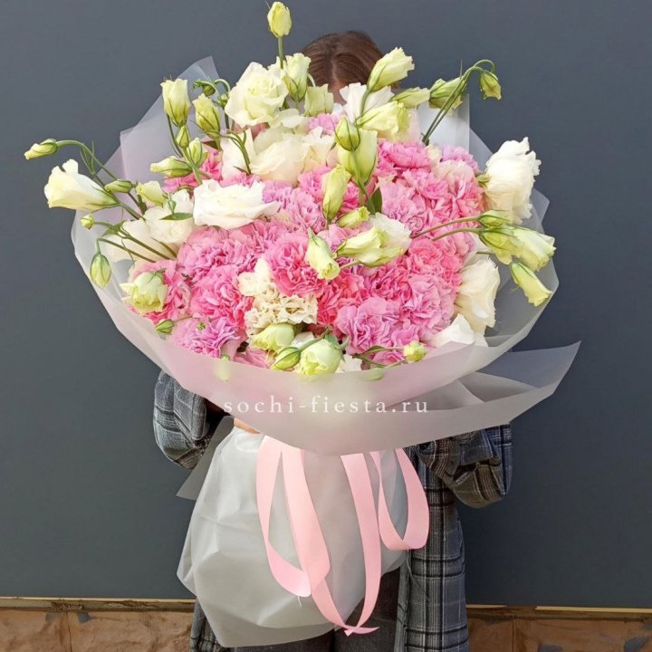 Букет из эустом и диантусов  в Казани