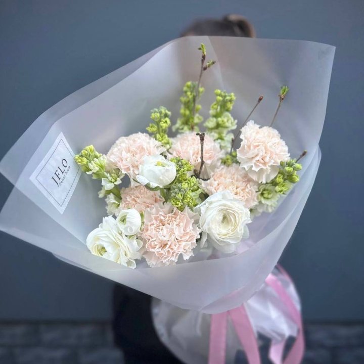 Букет маттиолы и ранункулюсов  в Казани