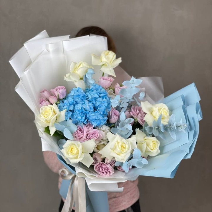 Дизайнерский букет "Блю скайфорт" в Казани