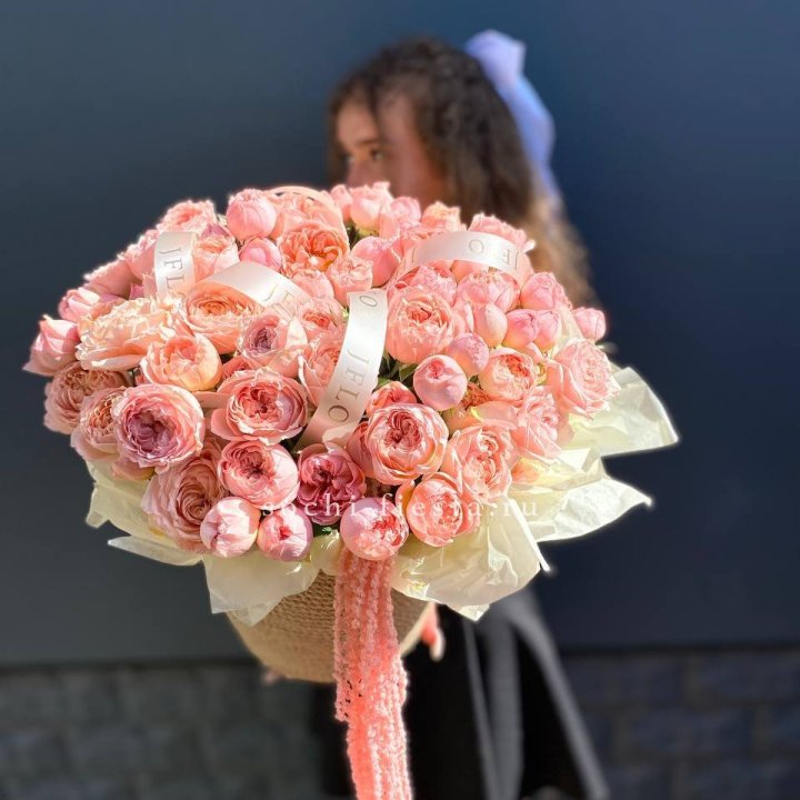 Кустовые розы Джульетта в джутовом кашпо в Казани