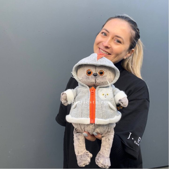 Кот Басик в толстовке в Казани